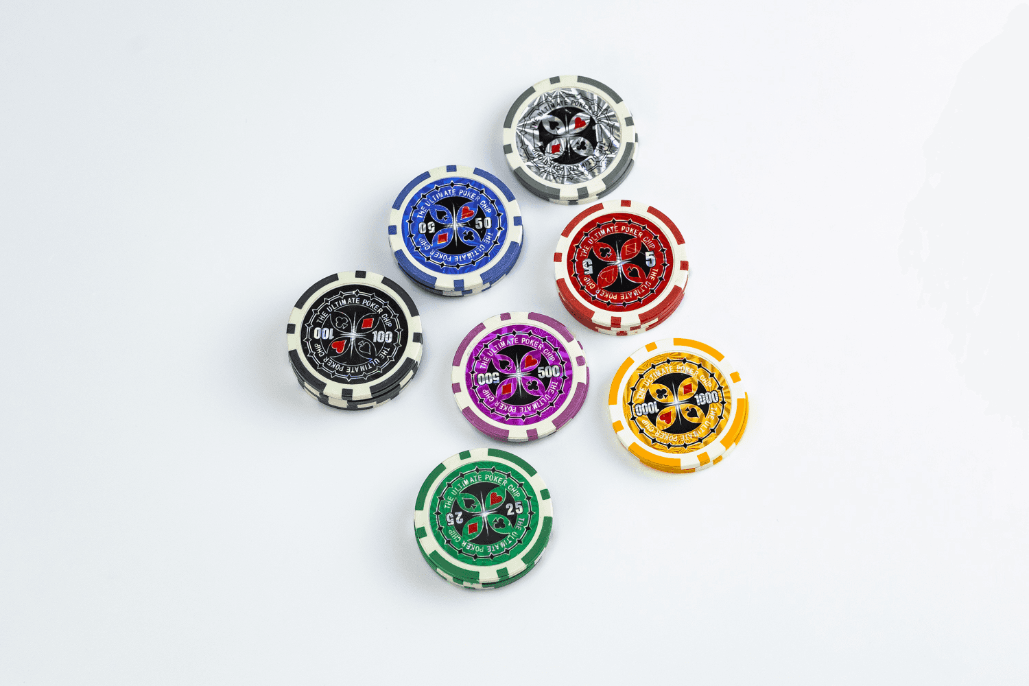 Покерные фишки на белом фоне цветные